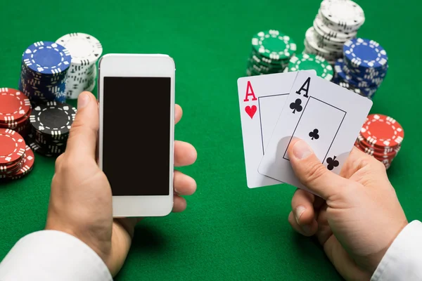 Kasino hráče s čipy a karty, smartphone — Stock fotografie