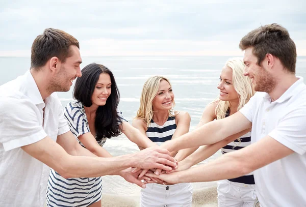 Ler vänner att sätta händerna på varandra — Stockfoto
