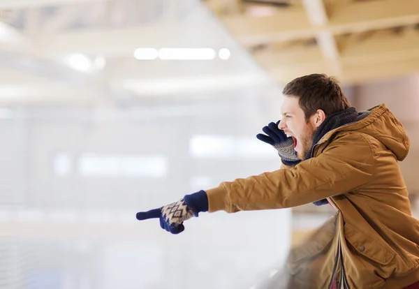 Joven que apoya el juego de hockey en pista de patinaje — Foto de Stock