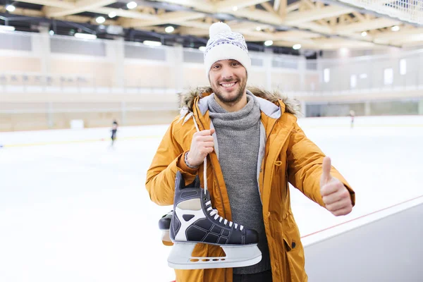 Jovem feliz mostrando polegares para cima na pista de patinação — Fotografia de Stock