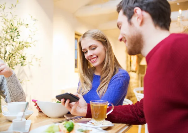 Ler par med smartphones möte på café — Stockfoto