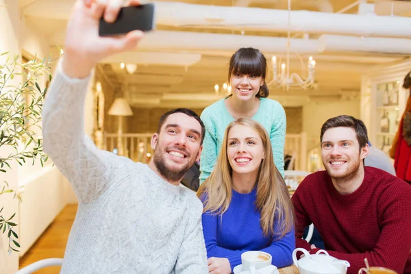 Skupina přátel užívajících selfie s chytrým telefonem — Stock fotografie