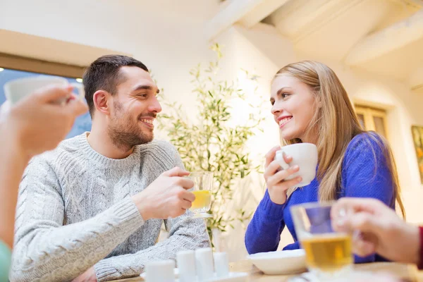 Reunião casal feliz e beber chá ou café — Fotografia de Stock