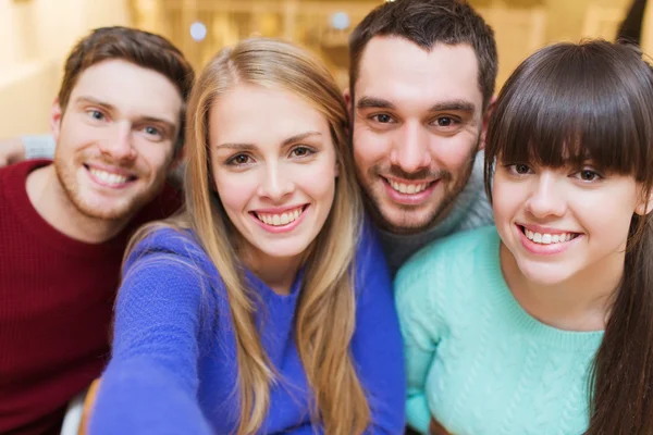 Grupp leende vänner som tar selfie — Stockfoto