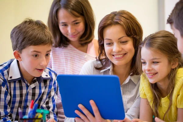 Grupo de niños con profesor y tablet PC en la escuela — Foto de Stock