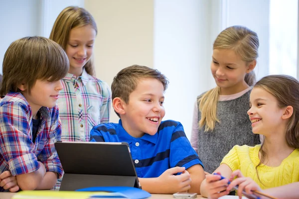 Grupo de escolares con tablet PC en el aula — Foto de Stock