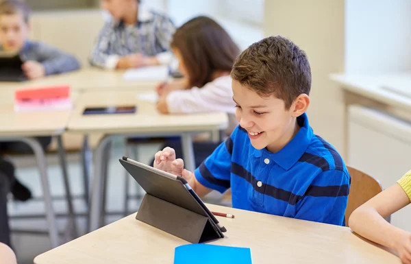 学校与平板电脑在教室里的孩子们 — 图库照片