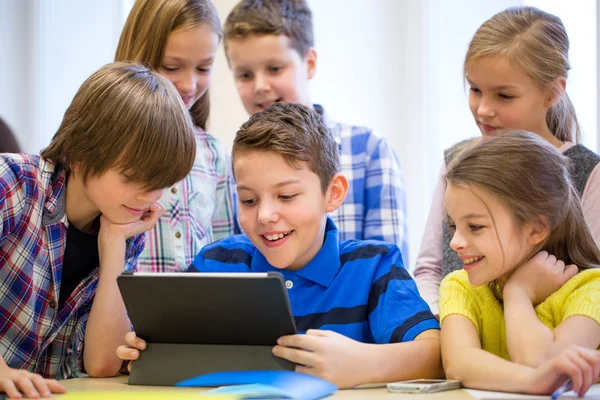 Groep van school kids met tablet pc in klas — Stockfoto