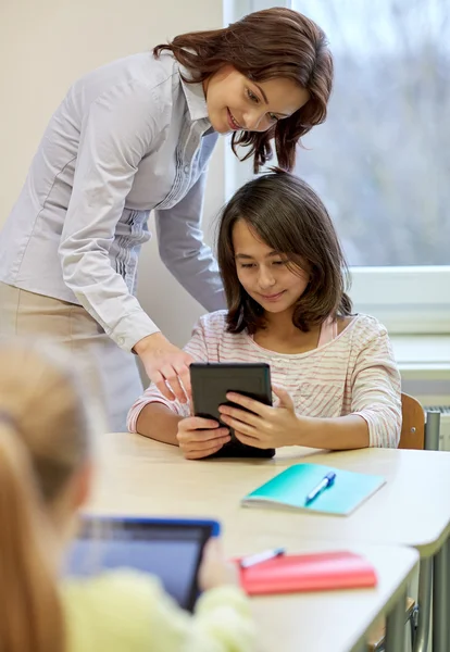 学校で教師とタブレット pc を持つ少女 — ストック写真