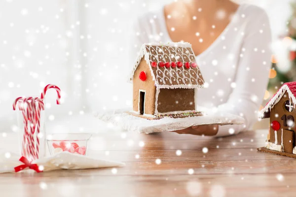 Kadın gösteren gingerbread evi yakın çekim — Stok fotoğraf