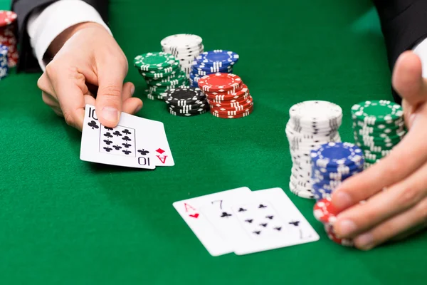 Jogador de poker com cartões e fichas no cassino Imagem De Stock