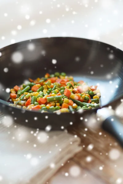 Close up de panela wok com legumes — Fotografia de Stock