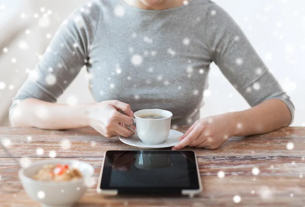 Frau zeigt mit dem Finger auf Tablet-PC — Stockfoto