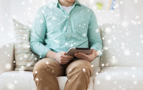 Close-up de homem com computador tablet pc em casa — Fotografia de Stock
