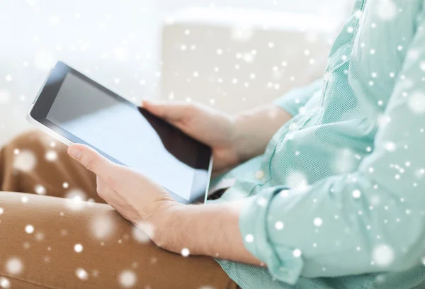 Primo piano dell'uomo con computer tablet pc a casa — Foto Stock