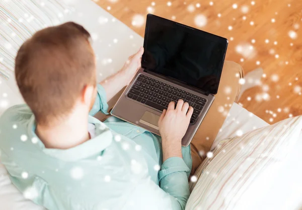 Primo piano dell'uomo che lavora con il computer portatile a casa — Foto Stock