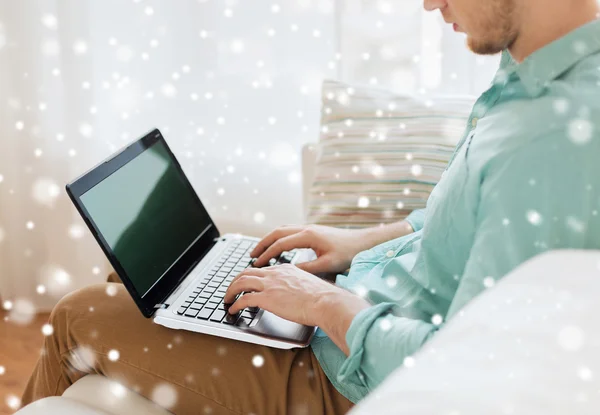 Primo piano dell'uomo che lavora con il computer portatile a casa — Foto Stock