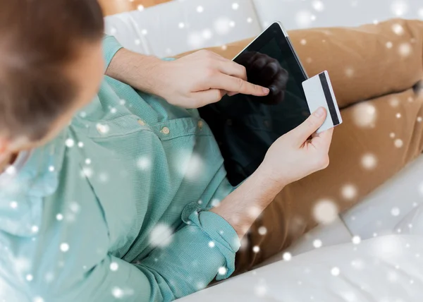 Primer plano del hombre con la tableta PC y tarjeta de crédito —  Fotos de Stock