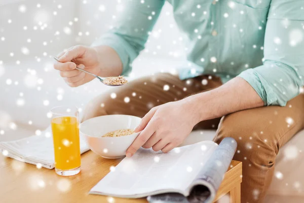 朝食を食べるマガジンと男のクローズ アップ — ストック写真