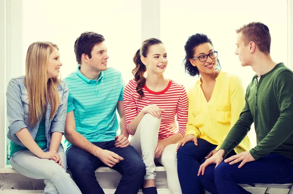 Cinco adolescentes sonrientes divirtiéndose en casa — Foto de Stock