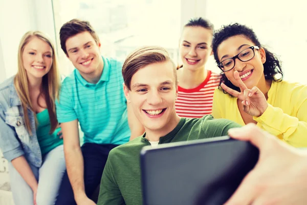 Sorrindo estudantes fazendo imagem com tablet pc — Fotografia de Stock