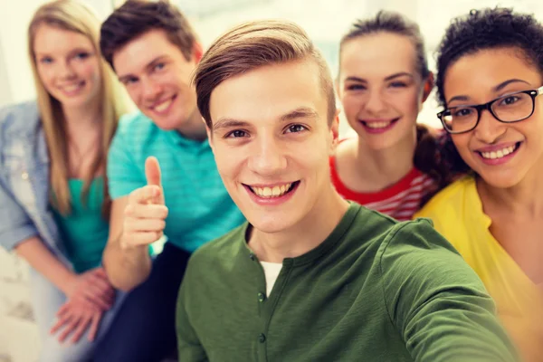 Cinco estudantes sorrindo tirando selfie na escola — Fotografia de Stock