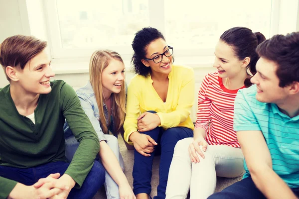 Cinco adolescentes sonrientes divirtiéndose en casa — Foto de Stock