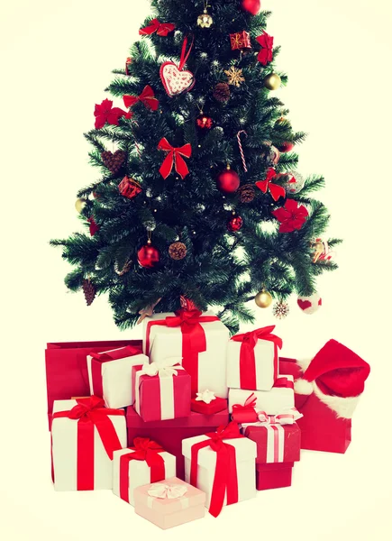 Vánoční strom a dárky — Stock fotografie