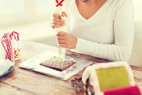 Close up van vrouw maken Peperkoekhuisjes — Stockfoto