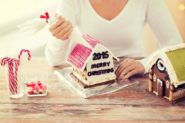 Nahaufnahme einer Frau, die Lebkuchenhäuser herstellt — Stockfoto