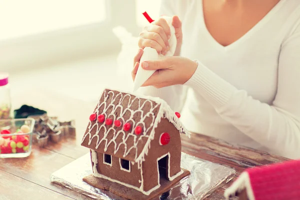 Gingerbread house evde yapmaya kadın yakın çekim — Stok fotoğraf