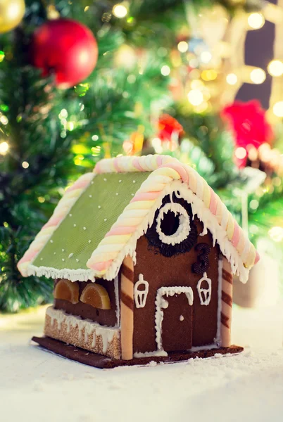 Nahaufnahme von schönen Lebkuchenhaus zu Hause — Stockfoto