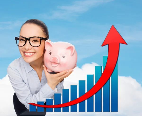 Happy businesswoman in eyeglasses with piggy bank — Stock Photo, Image