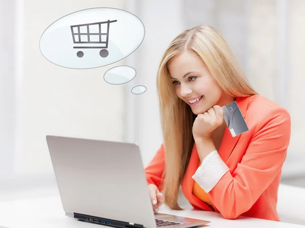 Smiling woman with laptop computer and credit card — Stock Photo, Image