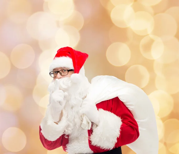 Homem em traje de santa claus com saco — Fotografia de Stock