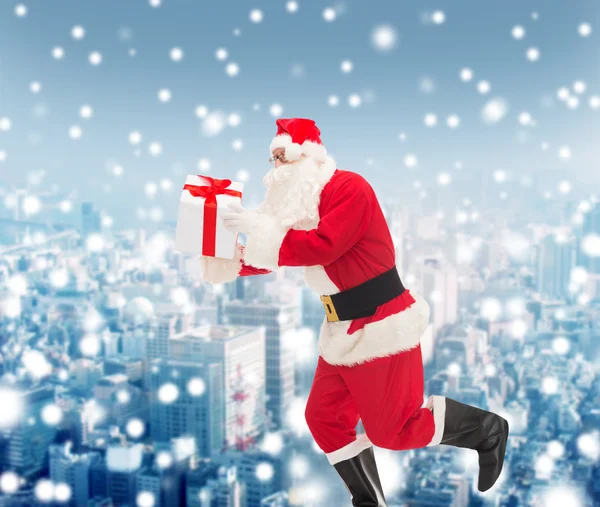 Людина в костюмі Санта Клауса з подарунковою коробкою — стокове фото