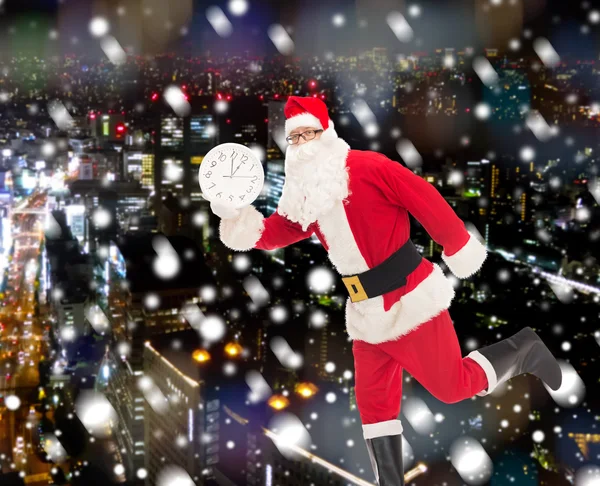 Homme en costume de Père Noël claus avec horloge — Photo