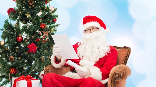 Man in kostuum van de kerstman met letter — Stockfoto