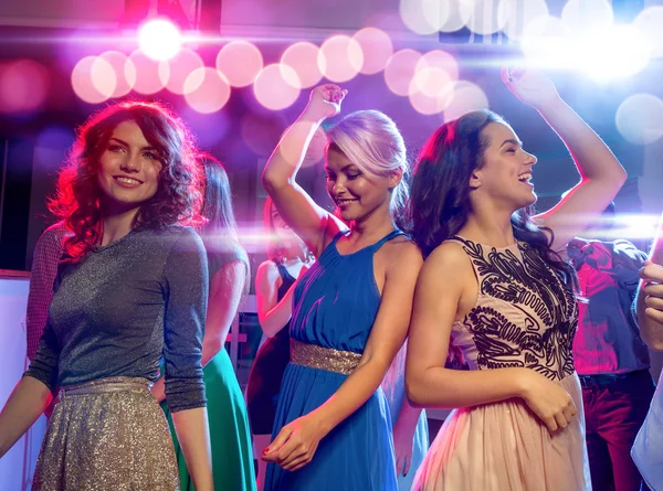 Lachende vrienden dansen in de club — Stockfoto