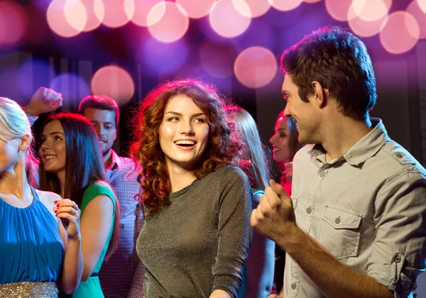 Amigos sonrientes bailando en el club — Foto de Stock