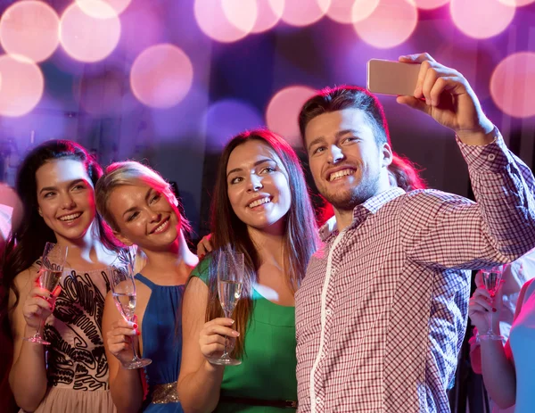 Friends with glasses and smartphone in club — Stock Photo, Image