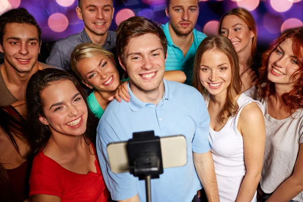 Amigos com smartphone tomando selfie no clube — Fotografia de Stock