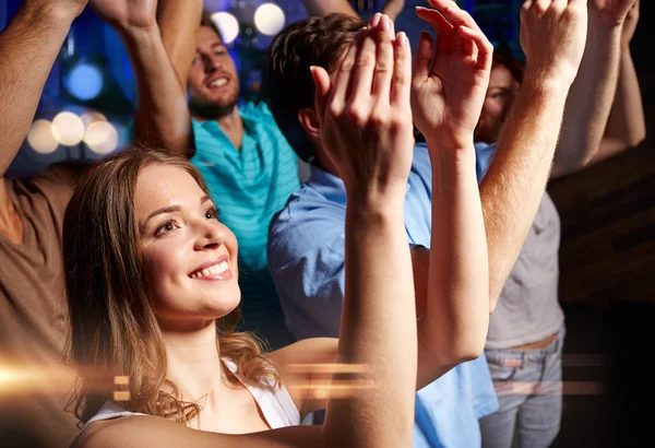 Amigos sonrientes en concierto en el club — Foto de Stock