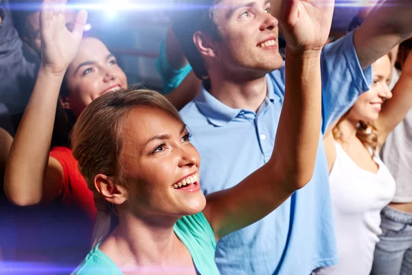 Smiling friends at concert in club — Stock Photo, Image