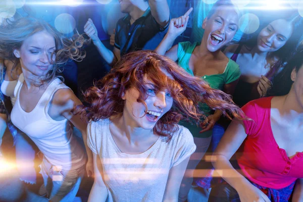 Smiling friends dancing in club — Stock Photo, Image