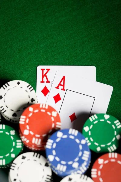 Close-up de fichas de casino e cartas de jogo — Fotografia de Stock