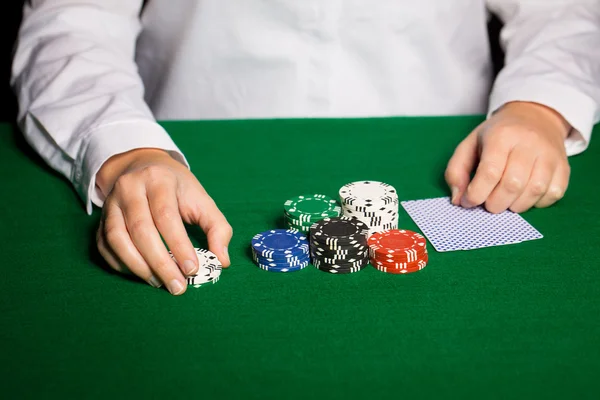 Negociante holdem com cartas de jogo e fichas de casino — Fotografia de Stock