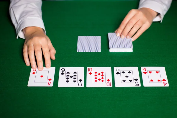 Dealer holdem con carte da gioco — Foto Stock