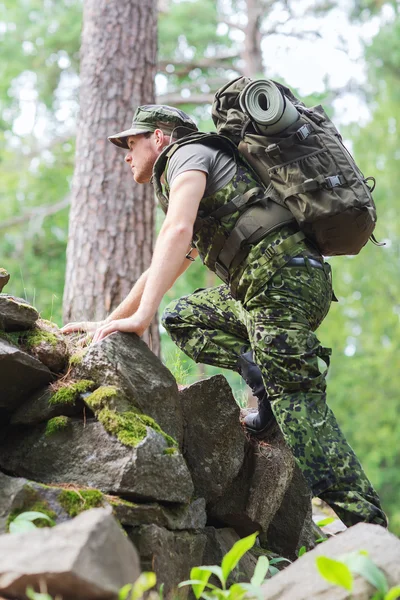 年轻的士兵在森林里，背包里 — 图库照片