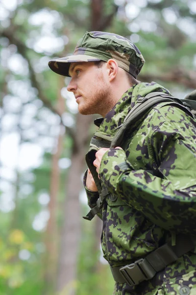 Jeune soldat avec sac à dos en forêt — Photo